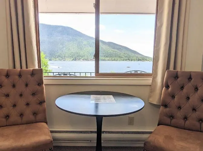 Western Riviera Lakeside Lodging