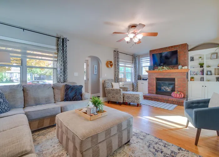 Charming Getaway, Walk To Windsor Lake And Downtown!