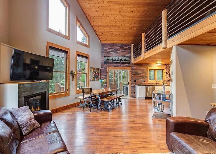 Gorgeous Updated Mountain Home Just Minutes From The Slopes, Private Hot Tub, Pool Table!