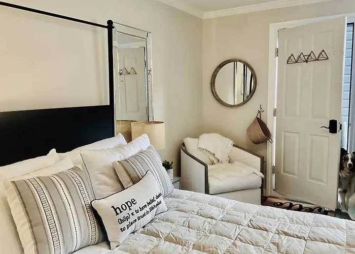 Beautiful Modern In-Town Studio With Kitchenette