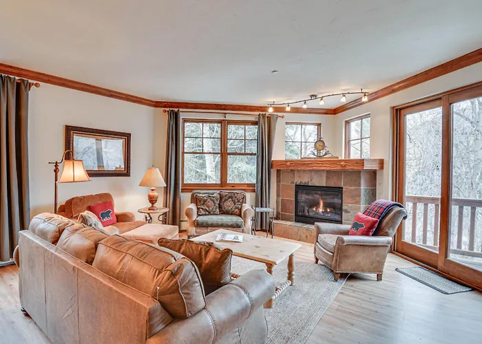 Cozy Avon Retreat With Private Deck And Pool Access!