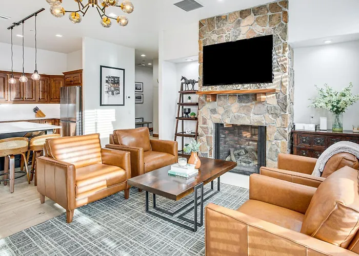 Mountain-View Condo In The Heart Of Edwards!