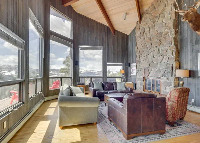 Panoramic Mountain-View Retreat With Hot Tub And Deck!