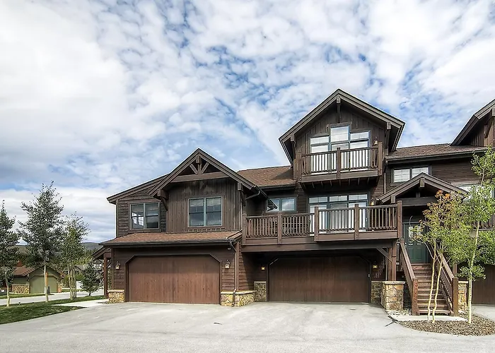 Three-Bedroom Highland Greens Townhome 36