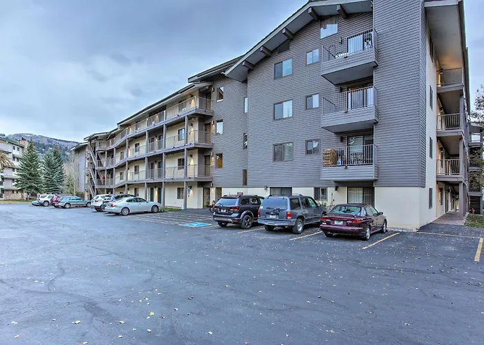 Colorado Escape With Pool Access And Mountain Views!