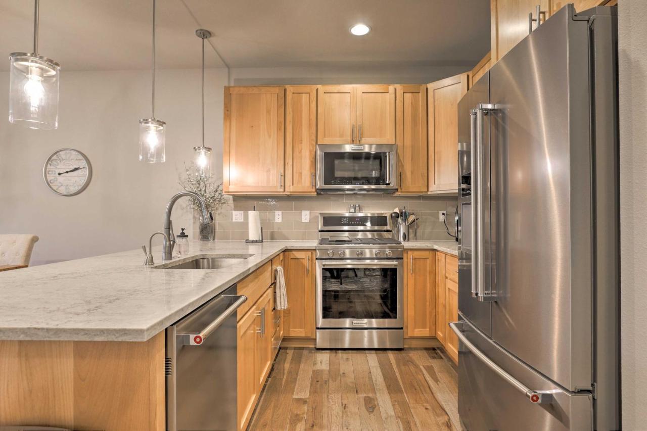 Retreat, Walk To Shuttle And Main St Holiday home