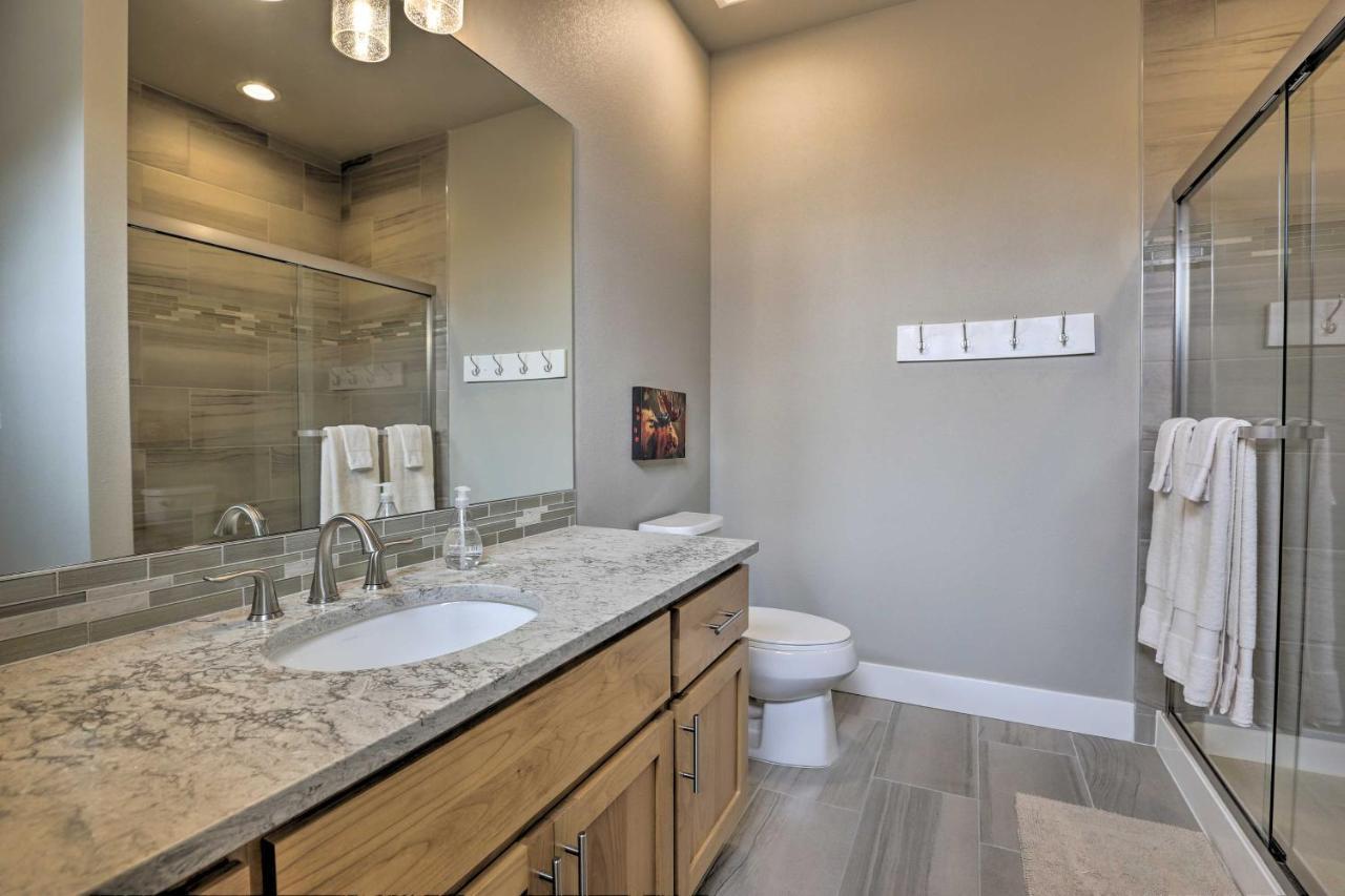 Retreat, Walk To Shuttle And Main St Holiday home