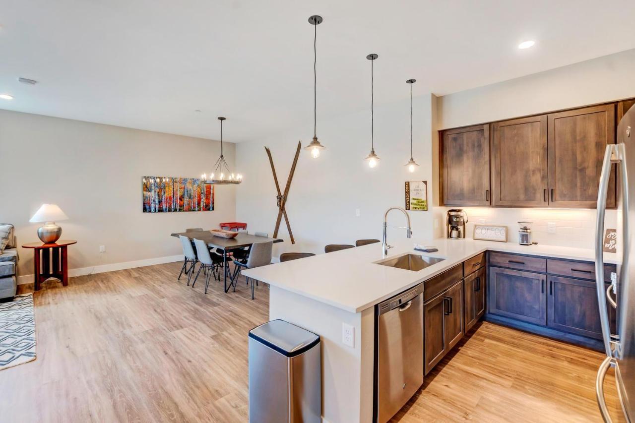 Luxury Loft 308: Mountain Views & Hot Tub Retreat *