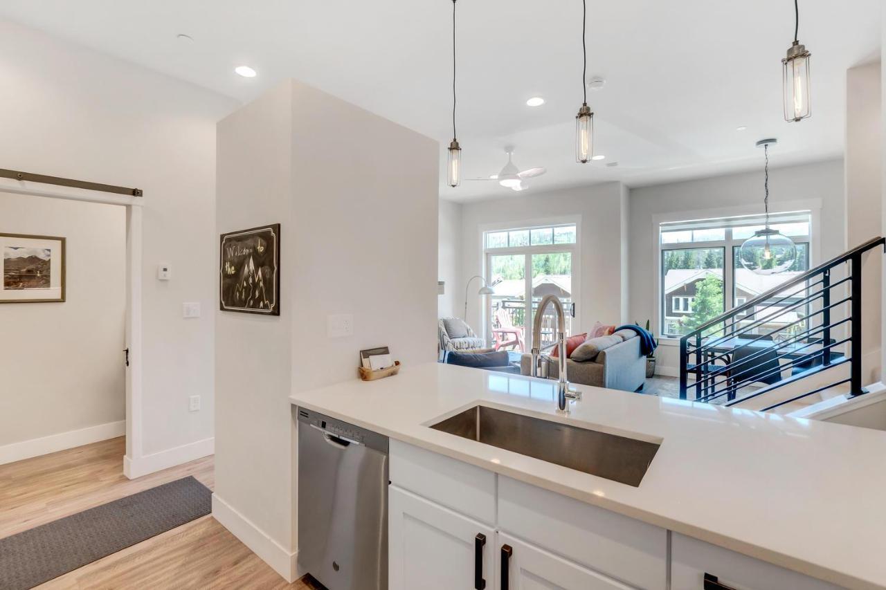 Luxury Loft: Mountain Views & Hot Tub Retreat Winter Park