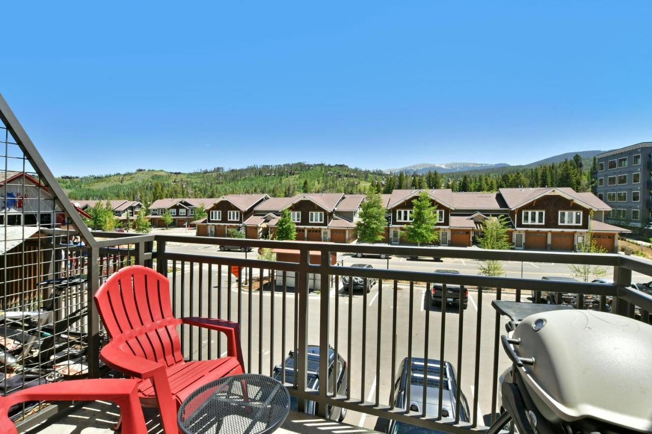 Luxury Loft: Mountain Views & Hot Tub Retreat Winter Park