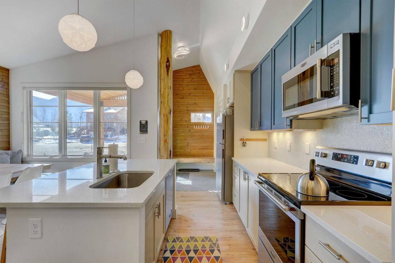 Modern Grand With Fireplace And Deck! *