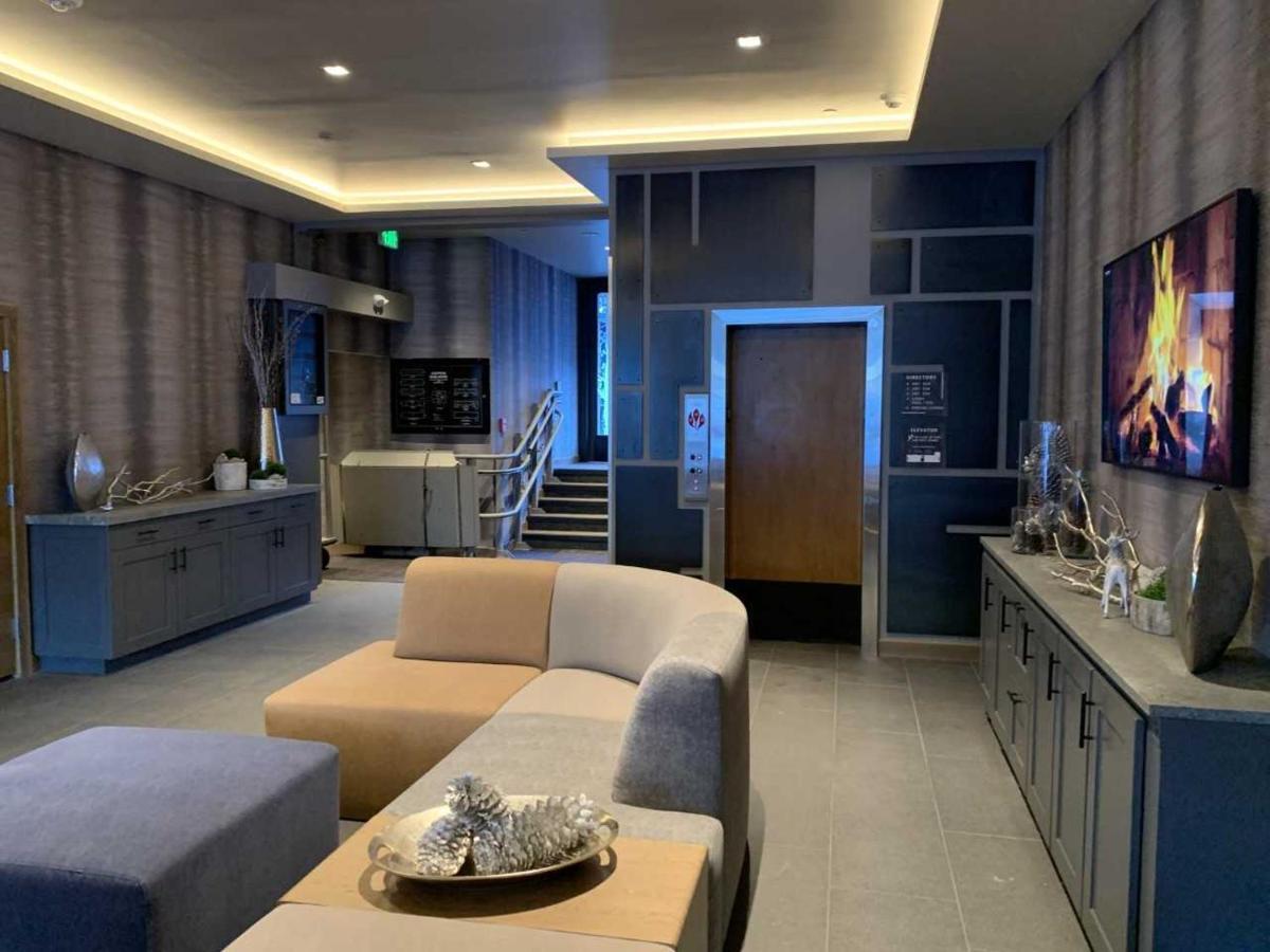 Square Condominium 3*