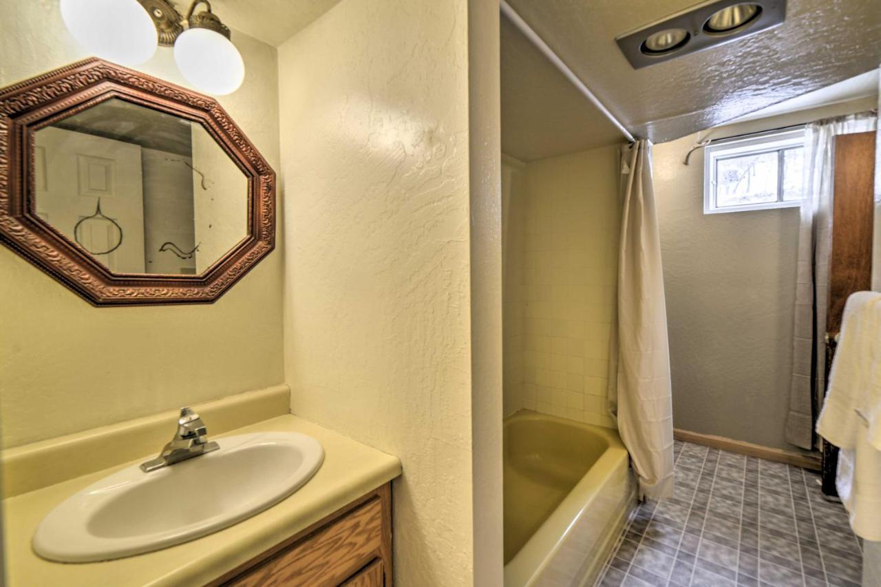 Cozy With Mtn View About 6 Mi To Downtown! Apartment