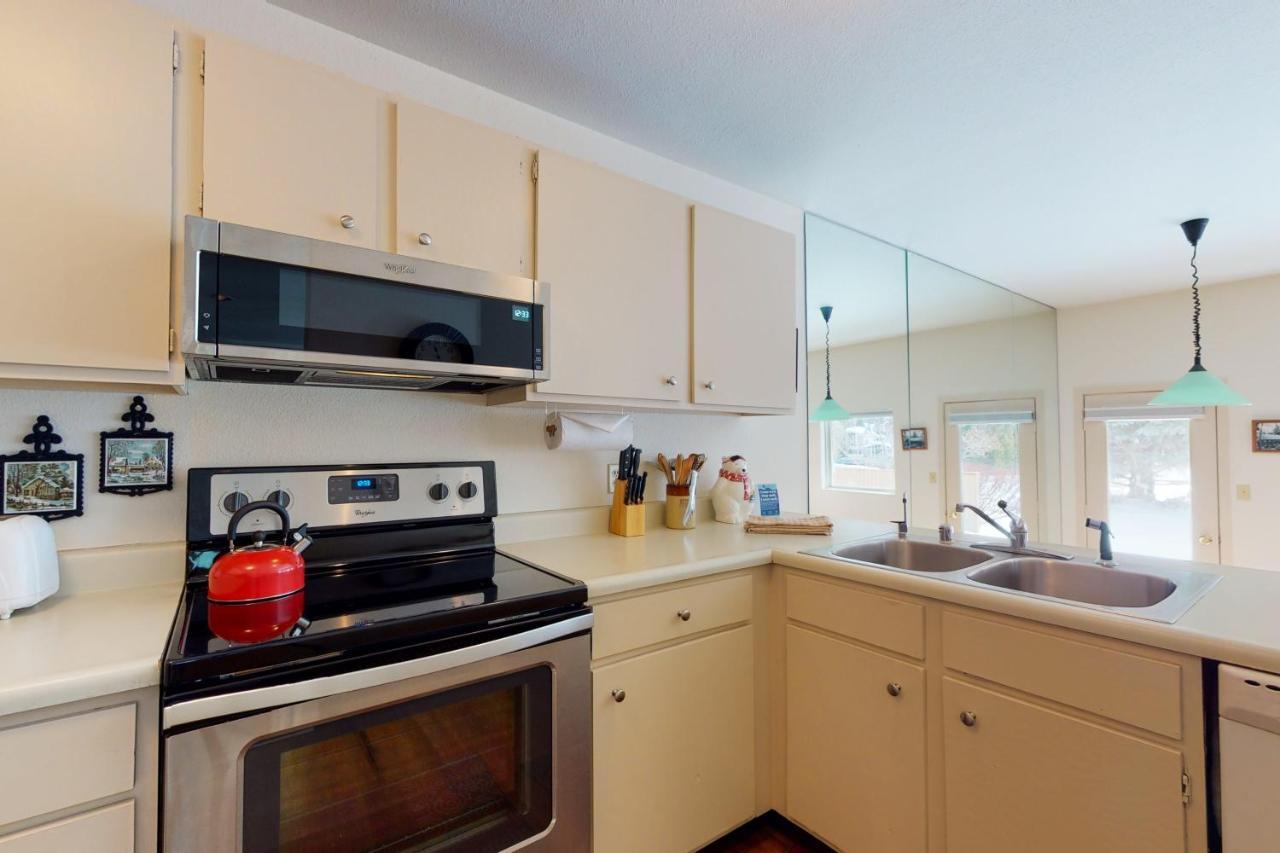 Apartment Cozy 1 Bedroom East #2c. Shuttle, Hot Tub, And Market On Site. *