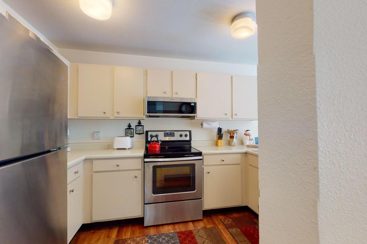 Cozy 1 Bedroom East #2c. Shuttle, Hot Tub, And Market On Site. *