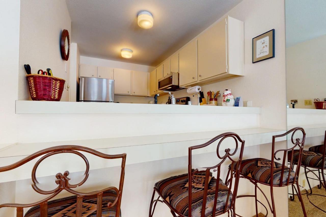 Cozy 1 Bedroom East #2c. Shuttle, Hot Tub, And Market On Site. *