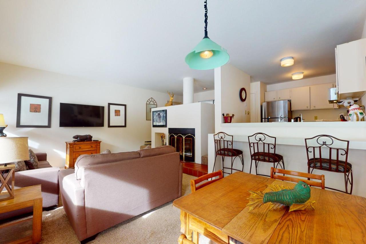 Apartment Cozy 1 Bedroom East #2c. Shuttle, Hot Tub, And Market On Site.