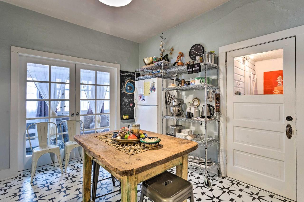 Casa de férias Lovely With Yard Walk To Dtwn And Park!