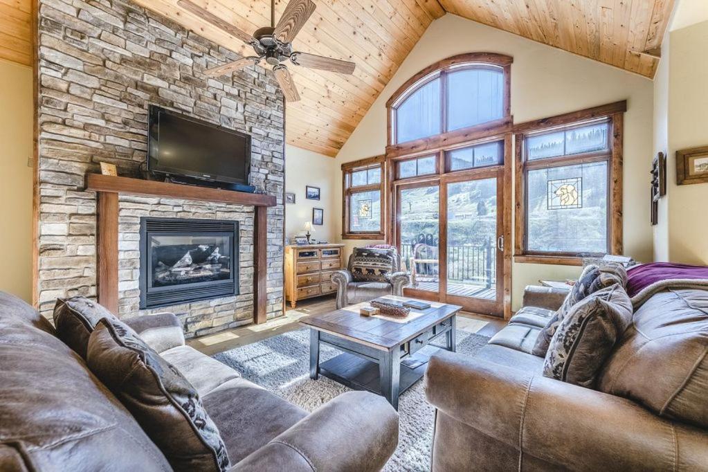 Slopeside Luxury Villa: Ski Views & Activity Perks *