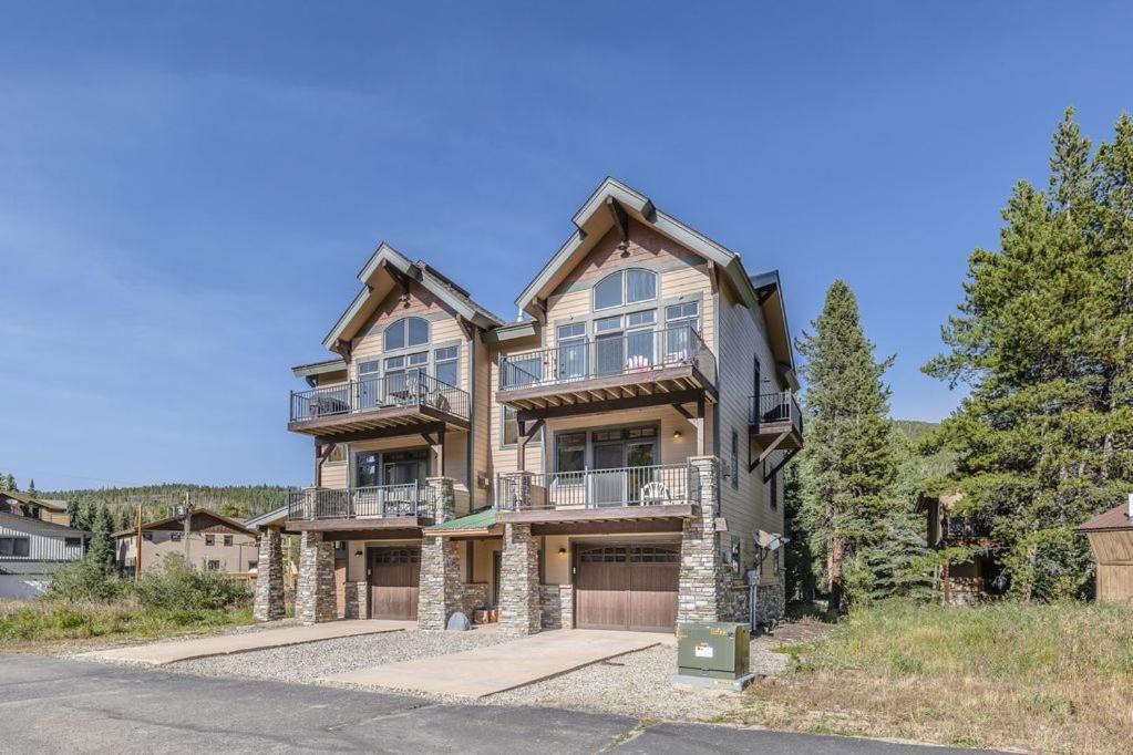 Slopeside Luxury Villa: Ski Views & Activity Perks *