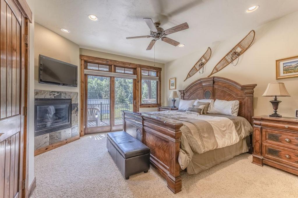 Slopeside Luxury Villa: Ski Views & Activity Perks Holiday home *