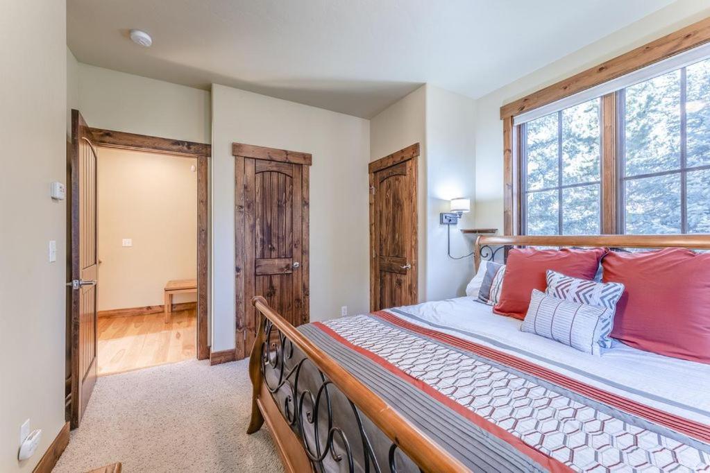 Slopeside Luxury Villa: Ski Views & Activity Perks Winter Park