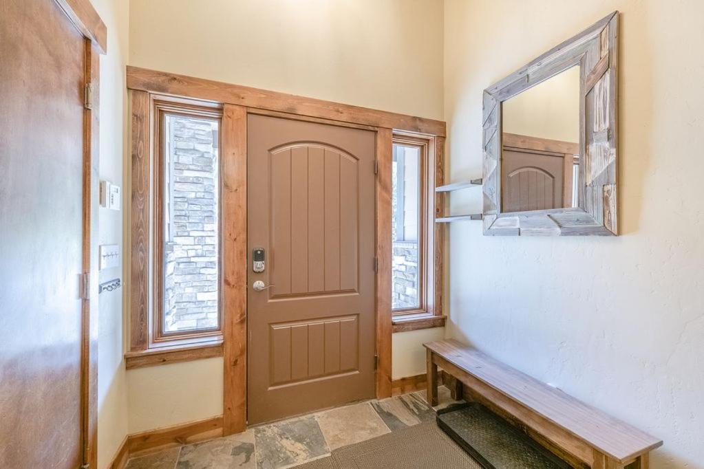 Slopeside Luxury Villa: Ski Views & Activity Perks *
