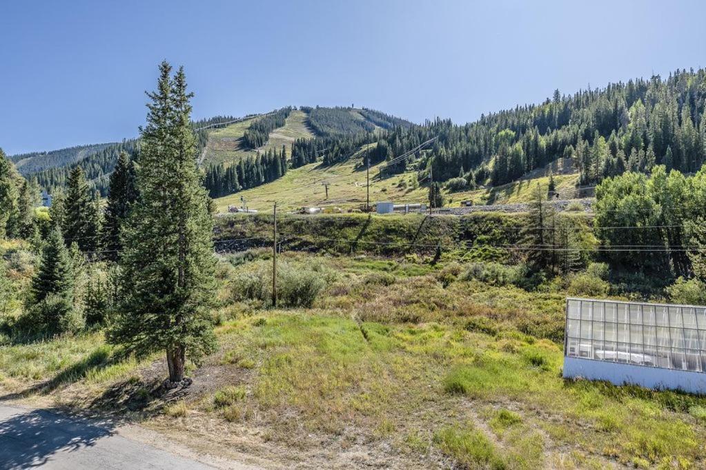 Slopeside Luxury Villa: Ski Views & Activity Perks Holiday home
