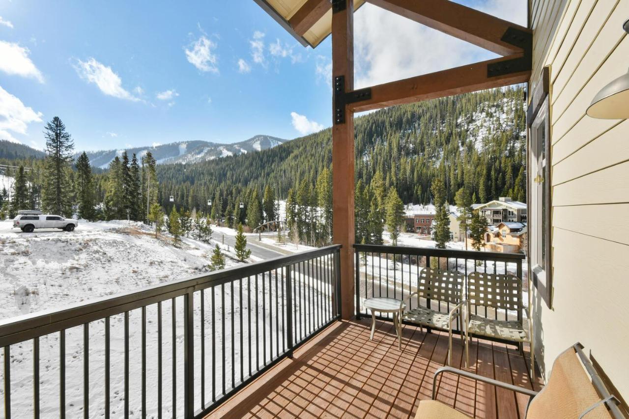 Ski-out Luxury Condo: Hot Tub Views & Activity Perks Holiday home