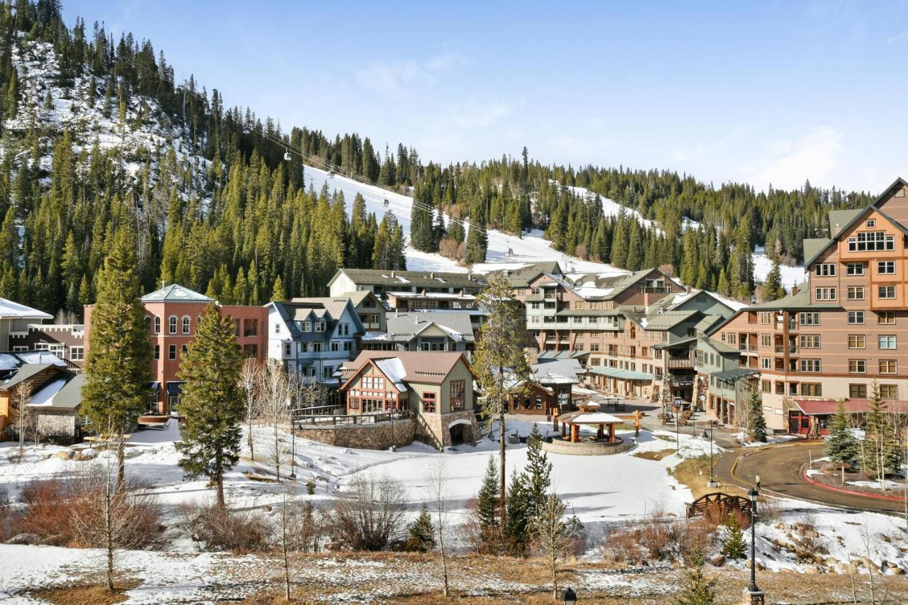 Ski-out Luxury Condo: Hot Tub Views & Activity Perks