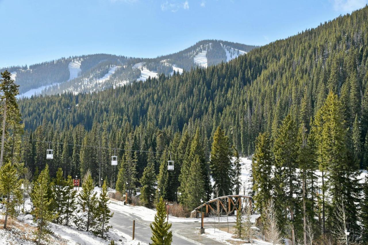 Ski-out Luxury Condo: Hot Tub Views & Activity Perks
