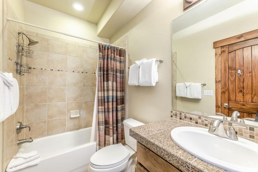 Slopeside Luxury Villa: Ski Views & Activity Perks