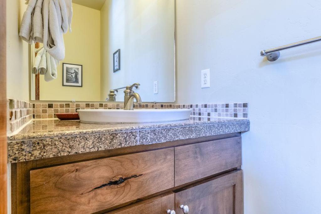 Slopeside Luxury Villa: Ski Views & Activity Perks Holiday home