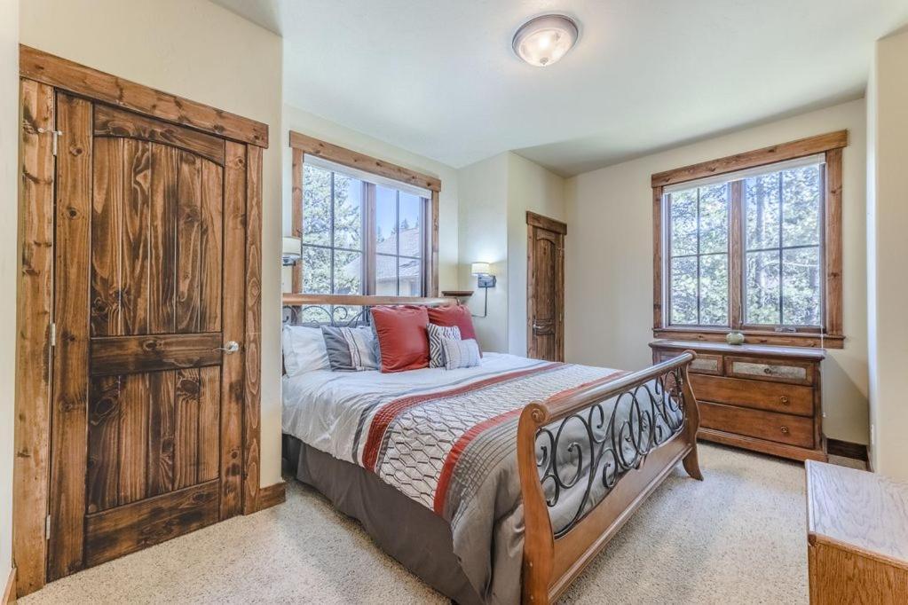 Slopeside Luxury Villa: Ski Views & Activity Perks Holiday home