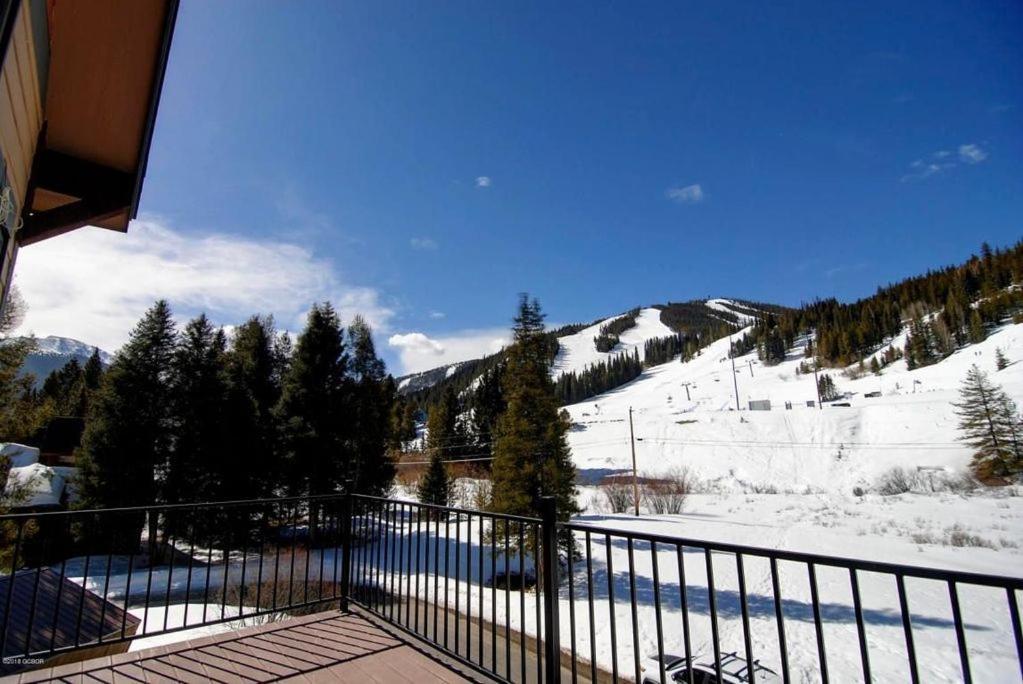 Slopeside Luxury Villa: Ski Views & Activity Perks Holiday home