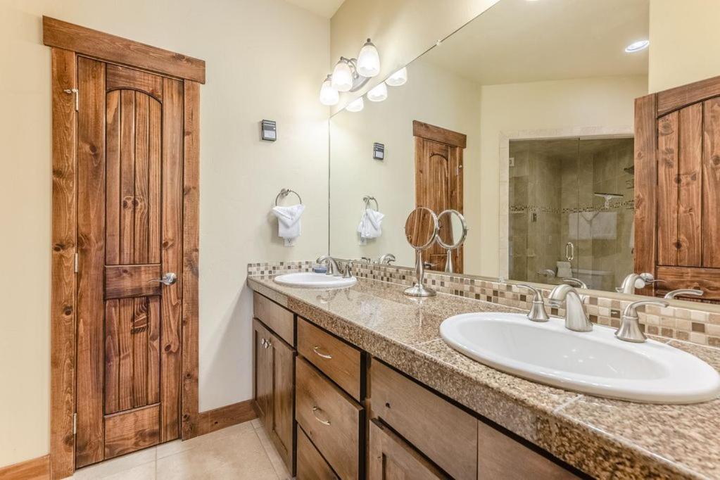 Slopeside Luxury Villa: Ski Views & Activity Perks * Winter Park