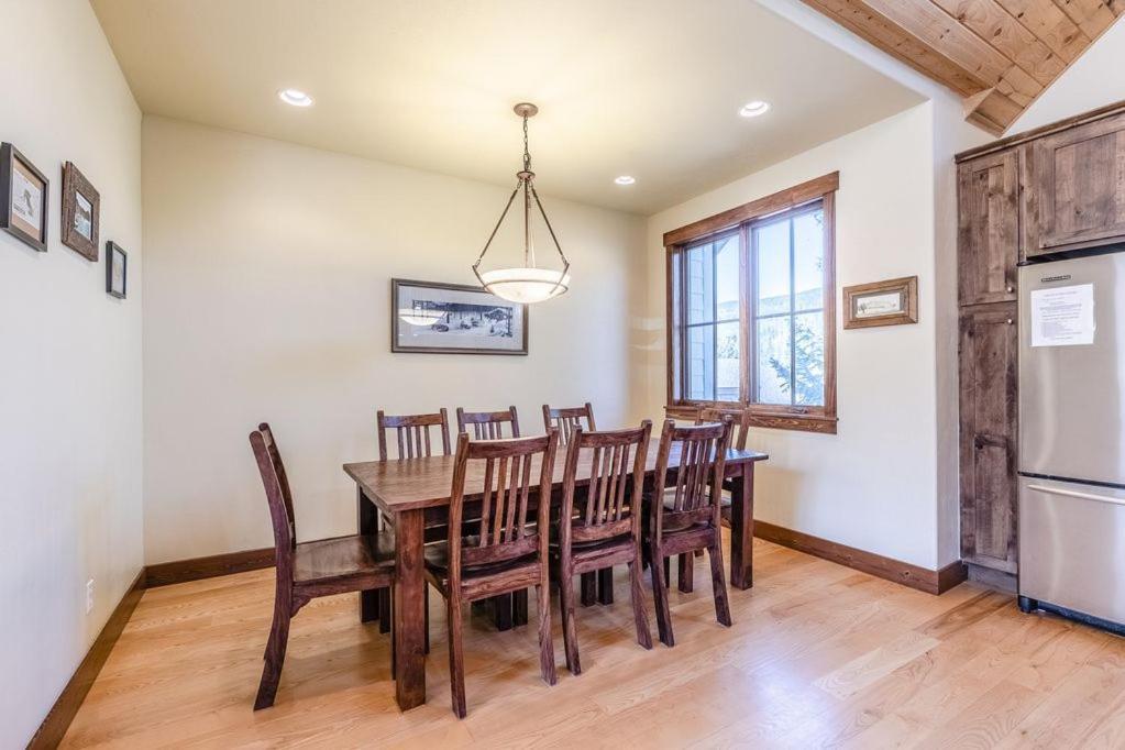Slopeside Luxury Villa: Ski Views & Activity Perks *