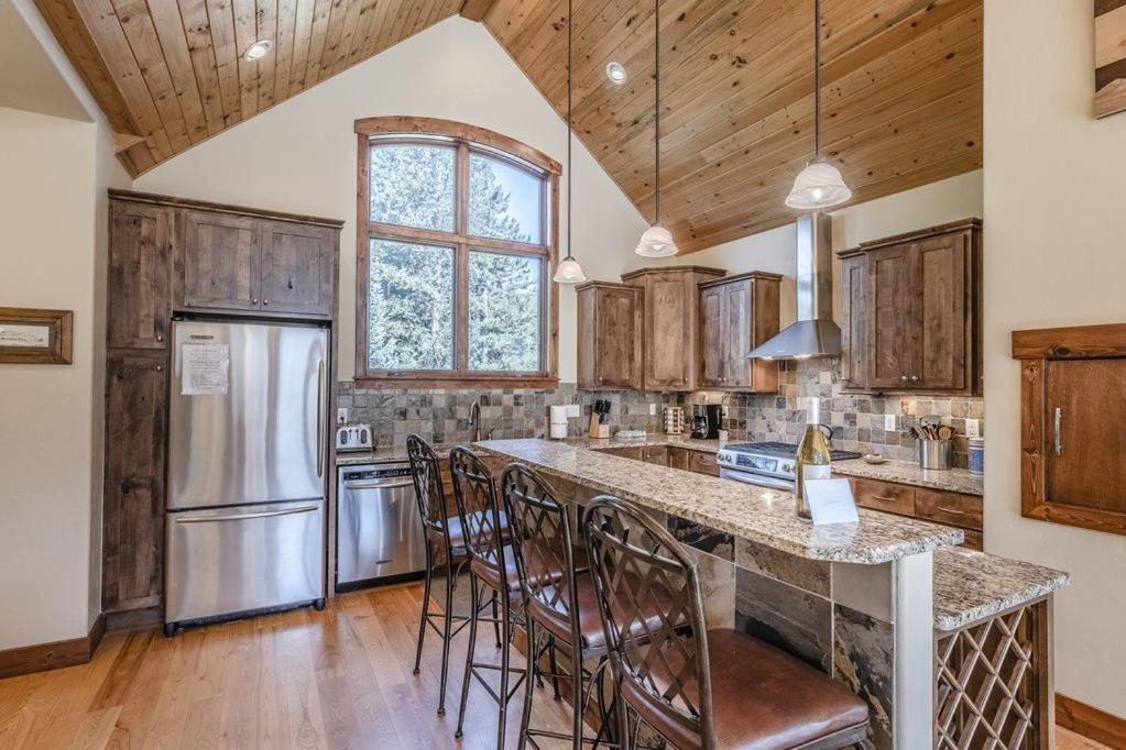 Slopeside Luxury Villa: Ski Views & Activity Perks *