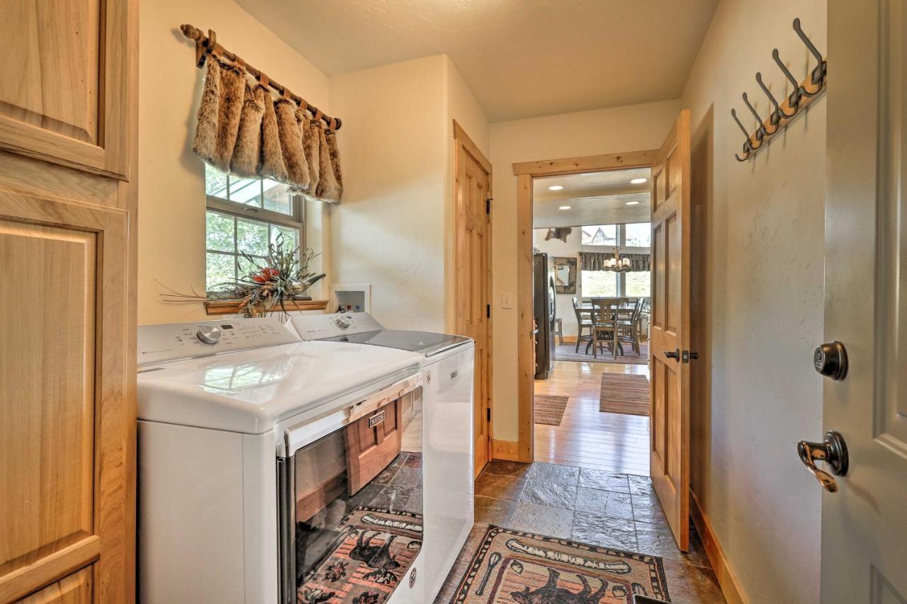 Grand Retreat With Deck, Bar And Mountain Views Holiday home Granby