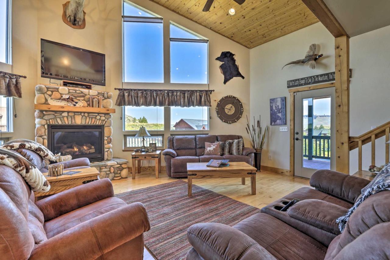 Grand Retreat With Deck, Bar And Mountain Views Holiday home Granby