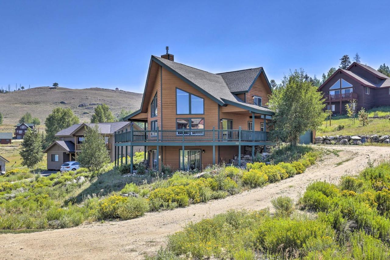 Grand Retreat With Deck, Bar And Mountain Views Holiday home
