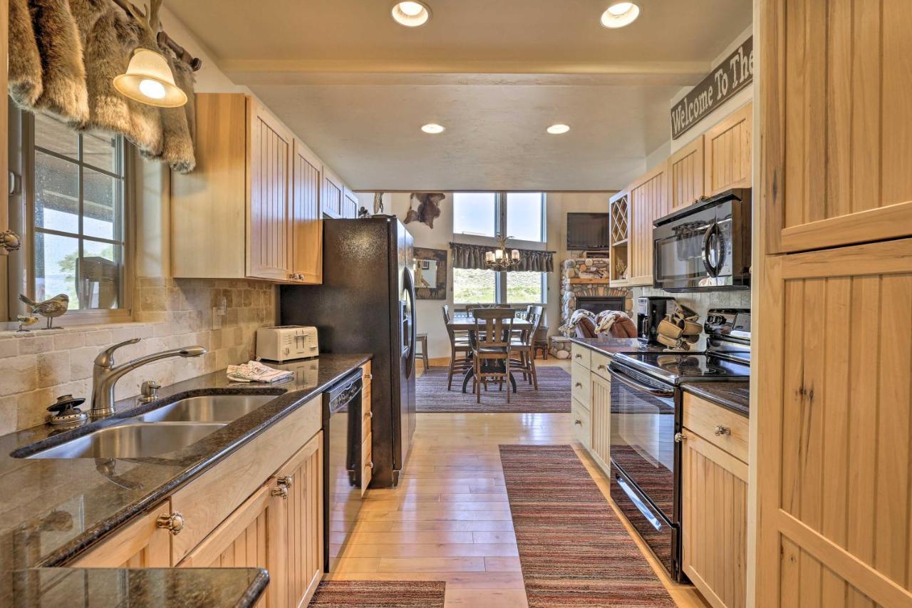 Holiday home Grand Retreat With Deck, Bar And Mountain Views Granby