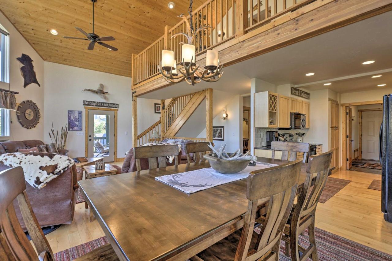 Grand Retreat With Deck, Bar And Mountain Views Holiday home Granby