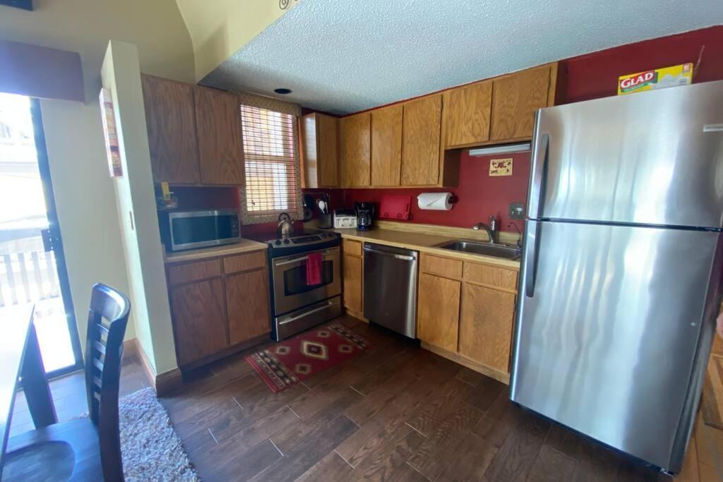 Creek View And Mountain View In Town. Unbeatable Location Apartment