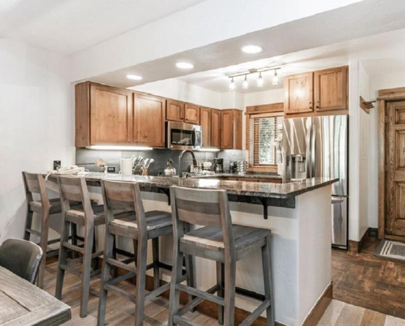2 Bedroom Mountain Vacation In The Heart Of Village Apartment *
