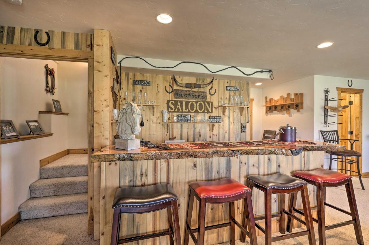 Grand Retreat With Deck, Bar And Mountain Views