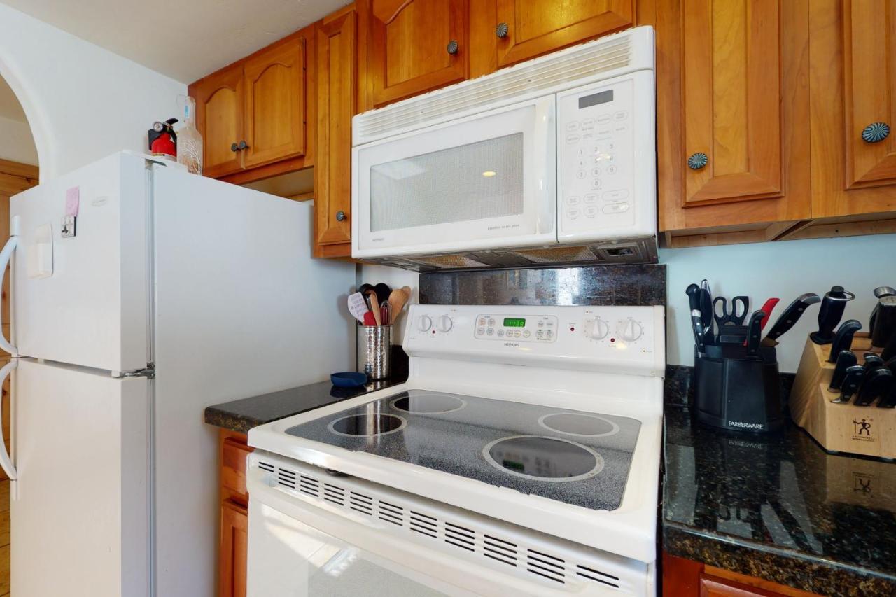 Cute 2 Bedroom East #1202 With Shuttle Apartment