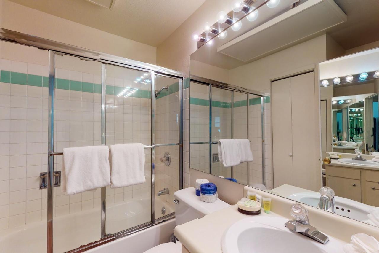Cozy 1 Bedroom East #2c. Shuttle, Hot Tub, And Market On Site. *