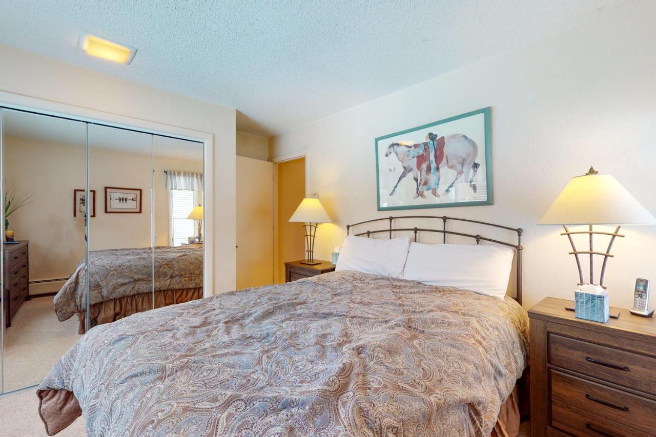 Apartment Remodeled 2 Bedroom East #102 W/ Hot Tub. Steps To Shuttle. *