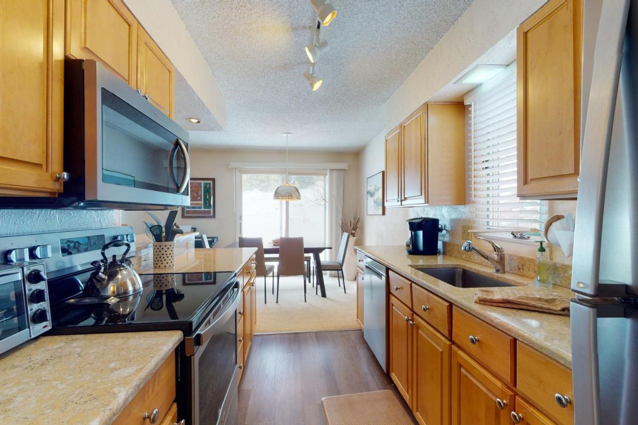 Remodeled 2 Bedroom East #102 W/ Hot Tub. Steps To Shuttle. Apartment *